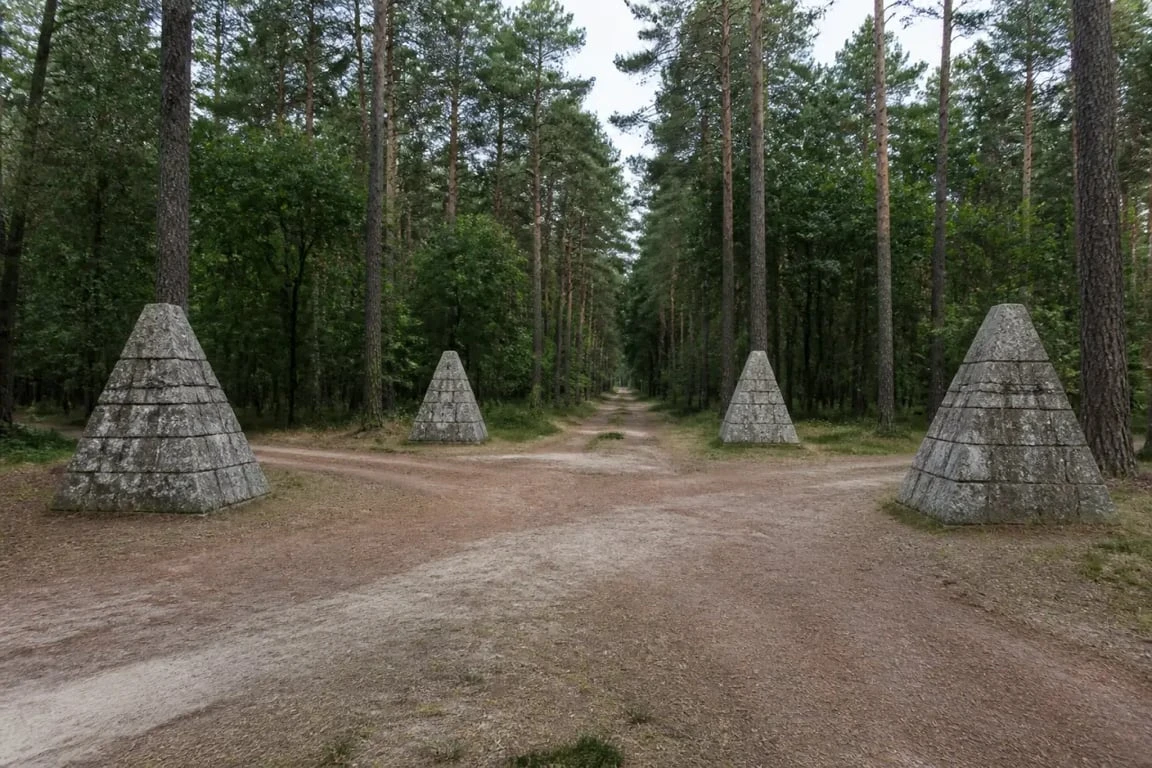 Forêt de loches, les 4 pyramides de pierre repères de chasse