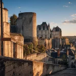 Loches chateau : donjon et logis royal sur remparts à la golden hour