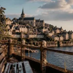 Plus beaux villages de france touraine : Candes-Saint-Martin, Loire et ruelles vers la collégiale
