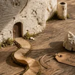 Villages troglodytes touraine : porte en tuffeau et caves habitées