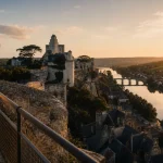 Visiter Chinon : forteresse royale et remparts à l’heure dorée