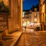 Circuit visite vieux tours : place Plumereau au Vieux Tours, ruelle pavée
