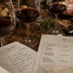 Vin de Loire rouge : verres et bouteille à Chinon, Bourgueil, Saumur-Champigny