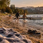 Lac d'hommes : baignade surveillée et détente au bord du lac