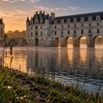 Point de vue sur le château de Chenonceau au lever du soleil sur le Cher