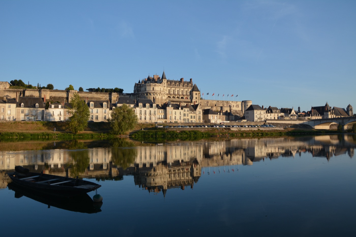 Château royal d’Amboise au-dessus des maisons et de la Loire