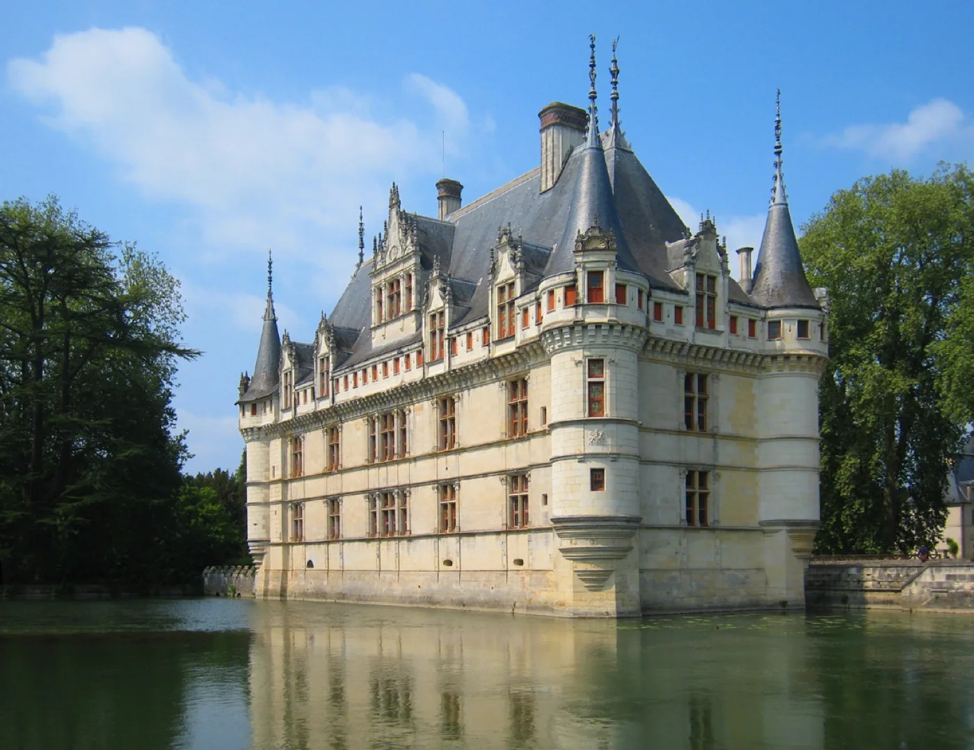 Château Renaissance d’Azay-le-Rideau et ses tours depuis le parc
