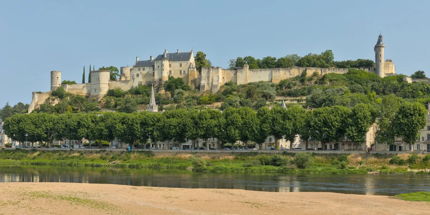 Chinon et sa forteresse vues depuis la rive opposée de la Vienne