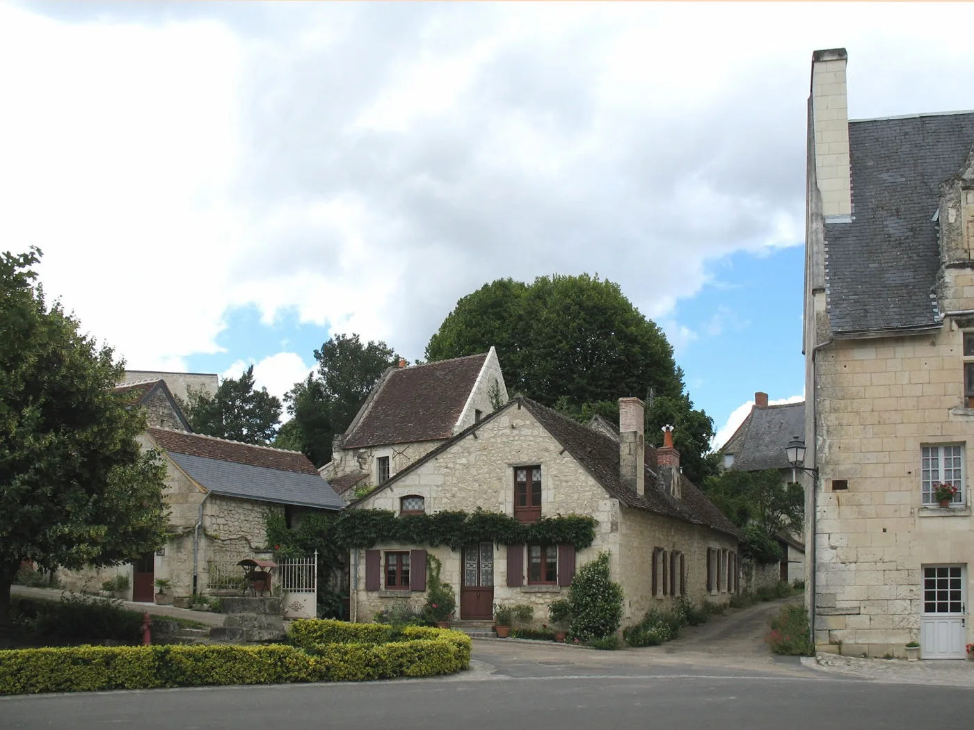 Maisons anciennes et toits d’ardoise à Crissay-sur-Manse
