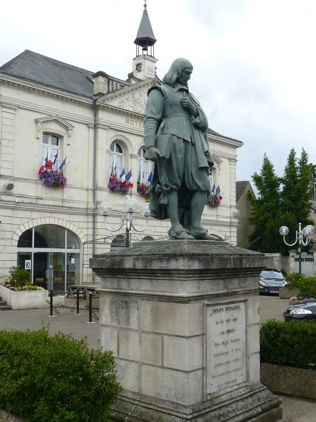 Façade de l’hôtel de ville de Descartes et statue de René Descartes