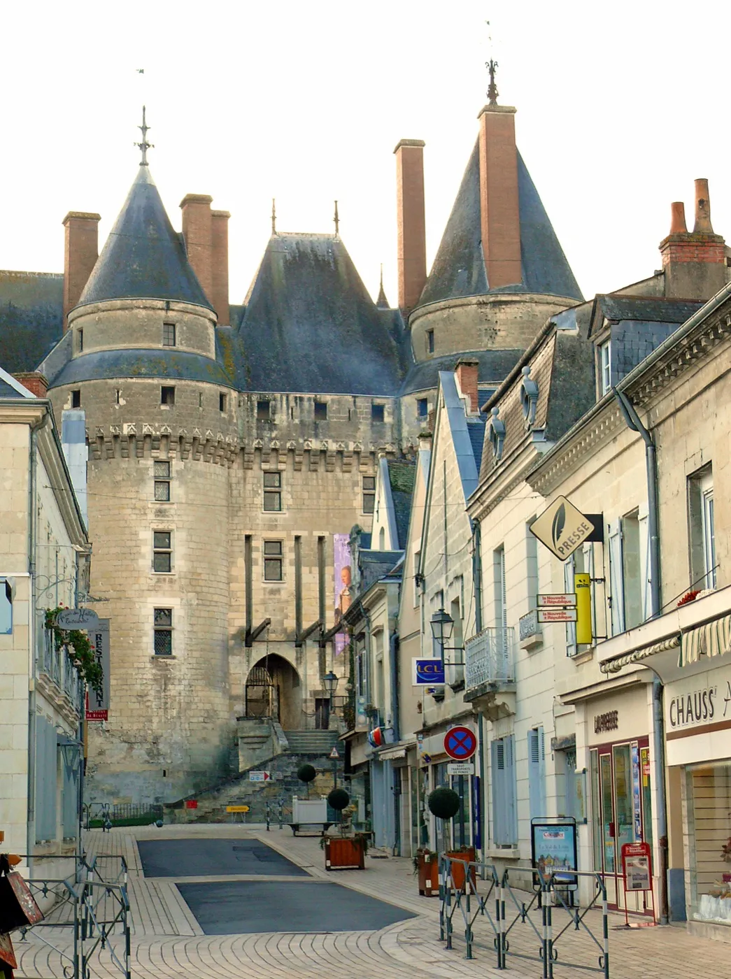 Château de Langeais au-dessus de la rue Thiers et des maisons du bourg