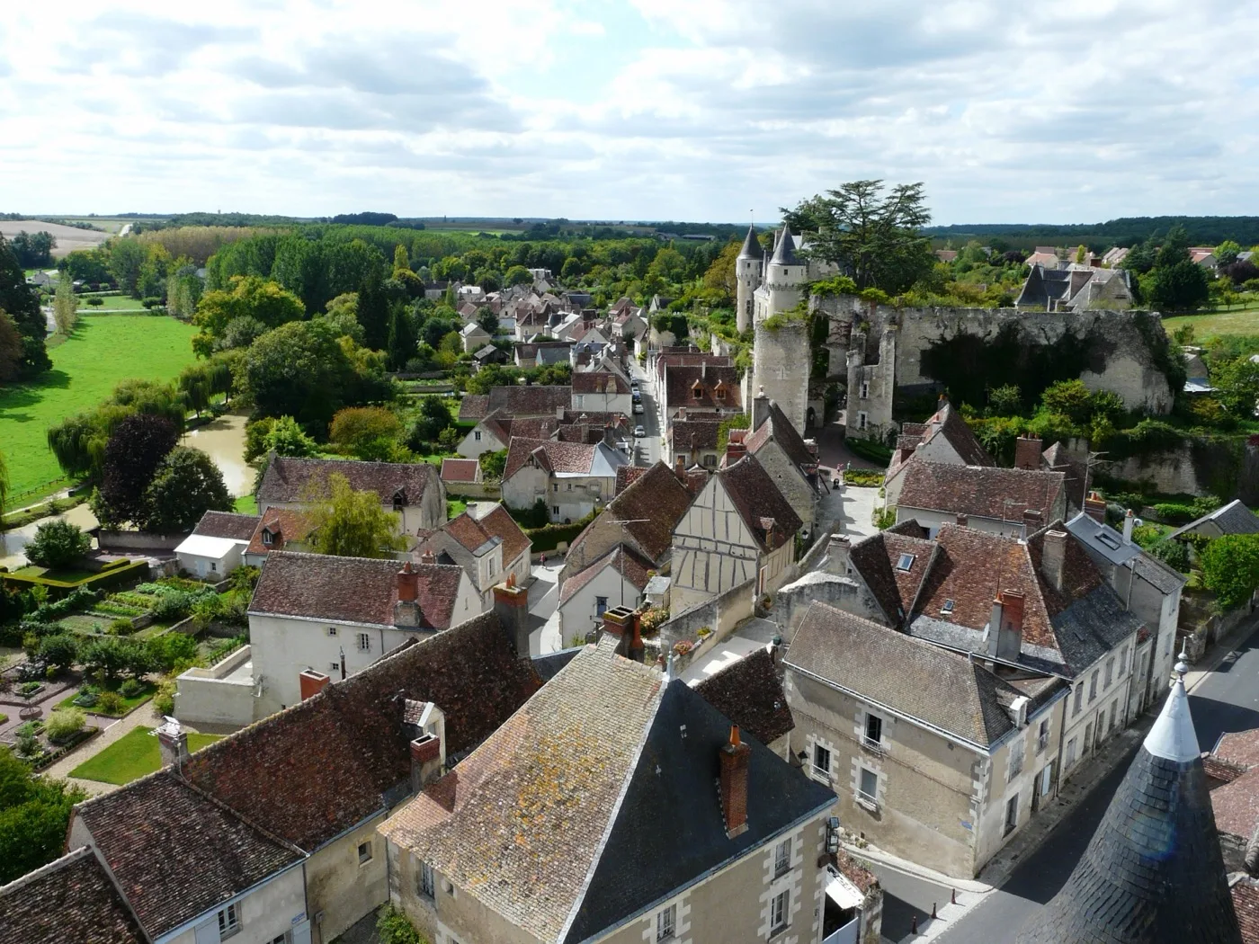Panorama du village de Montrésor et de son château