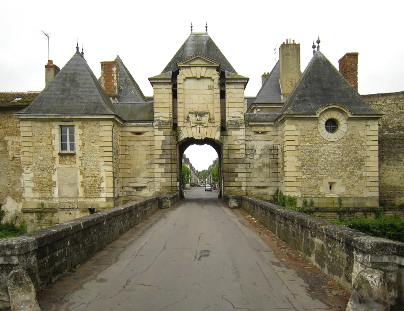 Porte en pierre et passage voûté à l’entrée de Richelieu