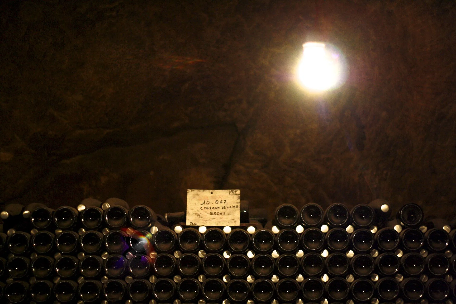 Cave de tuffeau où reposent des bouteilles de crémant de Loire